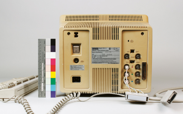 Rückseite eines Computermonitors aus dem Besitz von Herbert W. Franke.