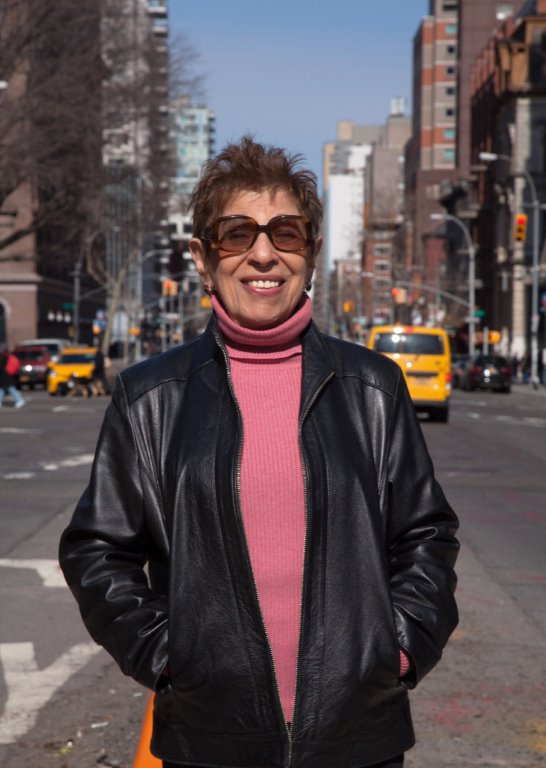 Das Foto zeigt die »Beatfrau« Hettie Jones, strahlend und mit Sonnenbrille in einer Großstadt. 