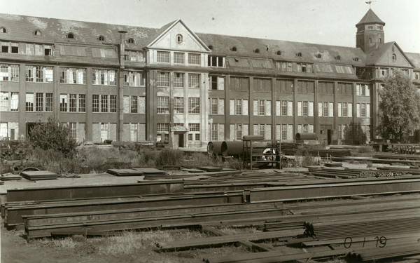 Der Hallenbau als Industrieruine nach der Aufgabe der Produktion