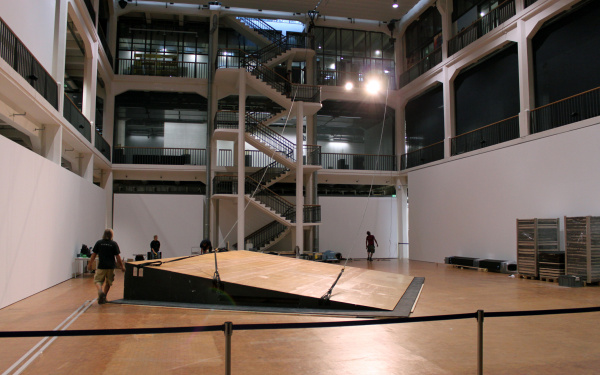 Eine Rampe steht in der Mitte eines Lichthof