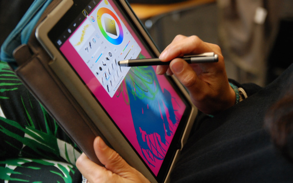 Jemand zeichnet mit einem Stylus, einem speziellen Stift für Displays, auf einem iPad.