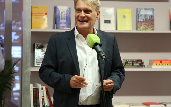Dr. Martin Wälde, Institutsleiter des Goethe-Instituts Max Mueller Bhavan Mumbai, spricht bei der Eröffnung. 