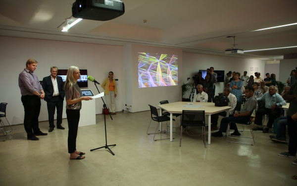 Christiane Riedel, Geschäftsführender Vorstand des ZKM, spricht bei der Eröffnung in Mumbai. 