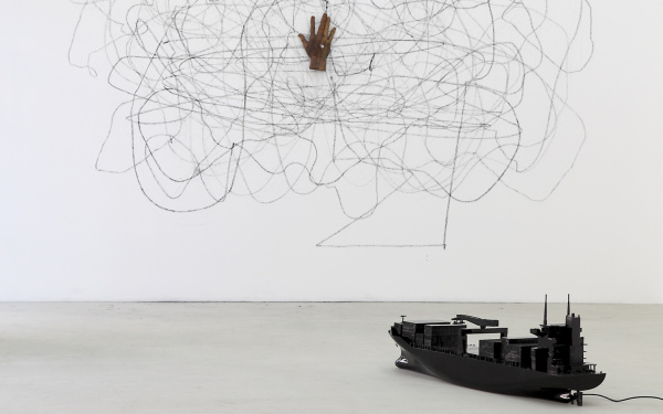 Installation aus Boot und Hand
