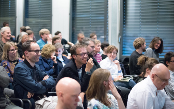 Das Bild zeigt das Publikum von »Net Activism – Net Demagogy«