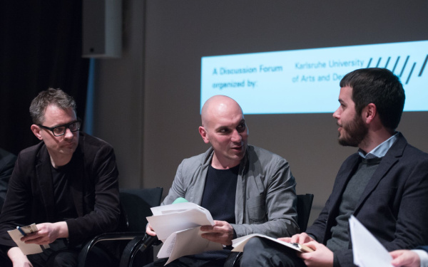 Florian Cramer, Matteo Pasquinelli und Daniel Irrgang bei der Podiumsdiskussion 