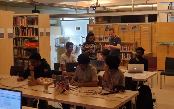 Zu sehen sind viele Menschen in einem Bibliotheksraum im Rahmen eines Workshops des ZKM im Goethe-Institut in Mumbai.