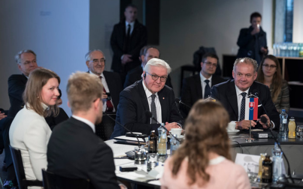 Bundespräsident Frank Walther Steinmeier bei einer Diskussion mit Vertretern der Zivilgesellschaft und Studierenden zum Thema »Die Zukunft der Demokratie in Europa« in der Ausstellung »GLOBAL CONTROL AND CENSORSHIP« in Zilina. 