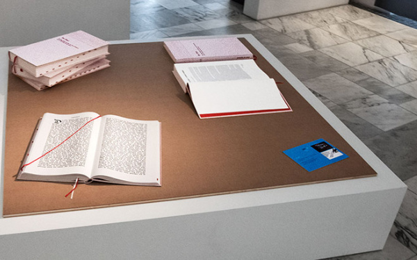 Mehrere Bücher auf eine Podest