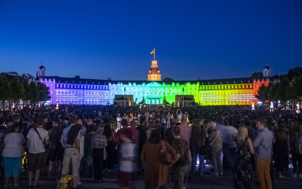 Das Foto zeigt den Eröffnungstitel der »SCHLOSSLICHTSPIELE 2019«