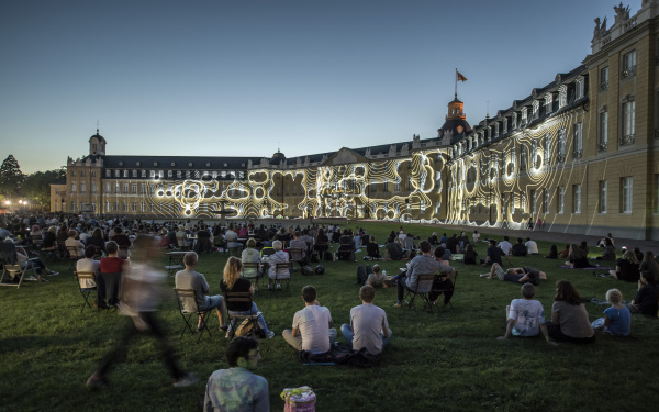 Das Karlsruher Schloss in buntem Licht