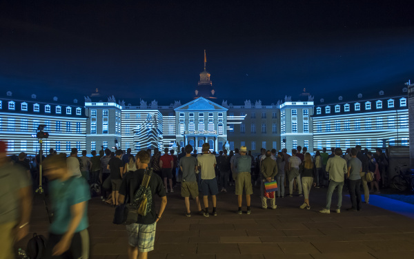 Das Karlsruher Schloss in blaues Licht getaucht 