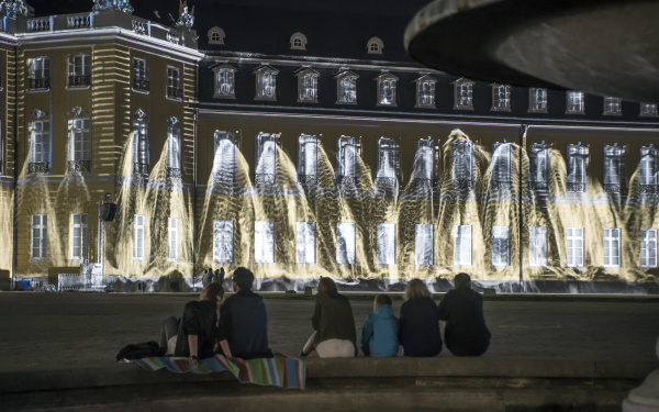 Aus dem Karlsruher Schloss flutet das Projection Mapping von Künstler Eyal Gever