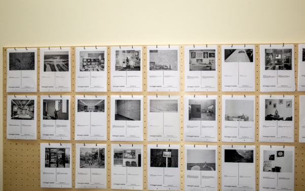 Eine Leinwand mit vielen schwarz-weiß Kopien aus Papier.