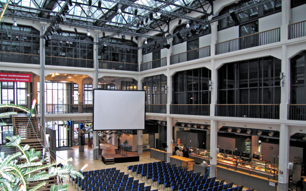 Reihenbestuhlung im ZKM Foyer