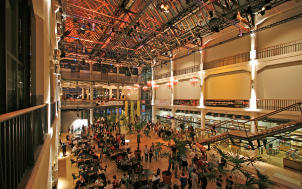 Beleuchtetes ZKM Foyer mit Palmen