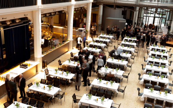 Das Restaurant im ZKM Foyer mit festlich gedeckten Tischen