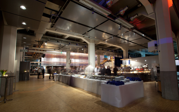 Ein Buffet im ZKM Foyer