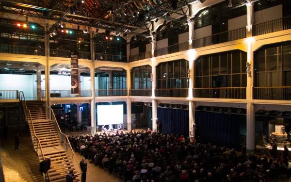 Vollbesetzte Reihenbestuhlung im ZKM Foyer