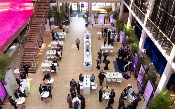 Das ZKM Foyer mit Buffet und Stehtischen