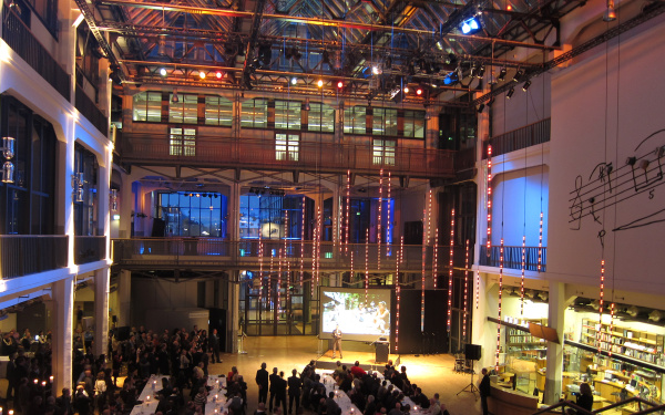 ZKM Foyer mit leuchtenden Hängestäben und Bankett