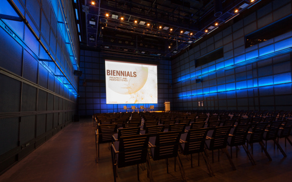 Leere Reihenbestuhlung im ZKM_Medientheater mit Blick auf Bühne