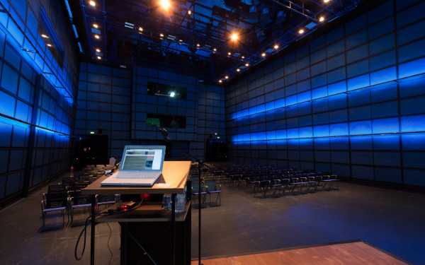 Das ZKM Medientheater aus Bühnensicht