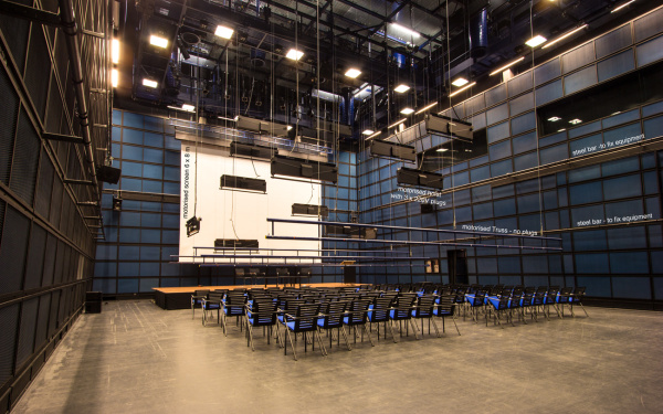 Leere Reihenbestuhlung im ZKM Medientheater mit Blick auf Bühne