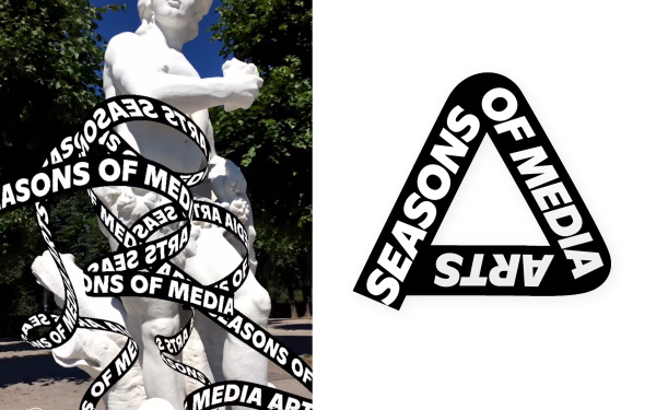 Eine antike Statue eines Mannes, um die sich ein virtuelles Band mit Schriftzug windet. 