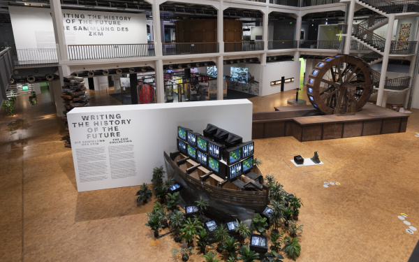 Blick vom OG in den Lichthof des EG der Ausstellung »Writing the History of the Future«