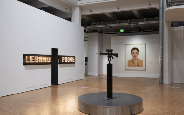Blick in die Ausstellung »Writing the History of the Future« auf »America's Finest«, »Porträt von Anna Giese« und »Threshold«
