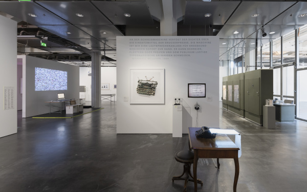 Blick in die Ausstellung »Writing the History of the Future«