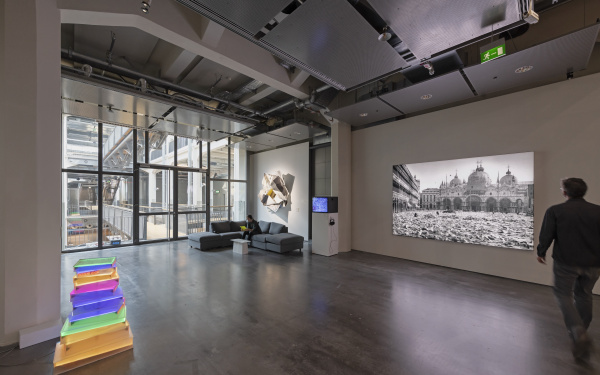 Blick in die Ausstellung »Writing the History of the Future«