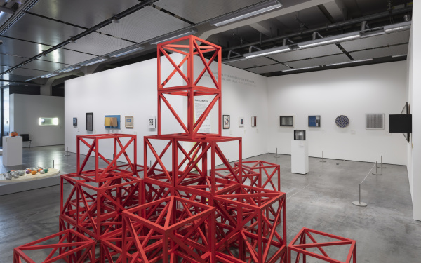 Blick in die Ausstellung »Writing the History of the Future« auf die Installation »Zero to Infinity«