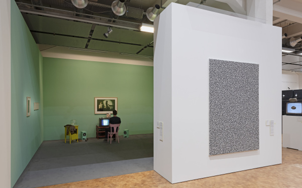 Blick in die Ausstellung auf die Installation »Lorna«