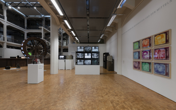 Blick in die Ausstellung »Writing the History of the Future« auf die Installation »Wipe Cycle«