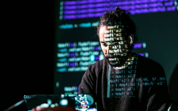 Zu sehen ist Iván Paz bei seiner Live Coding Performance