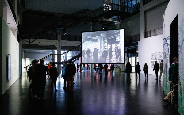 »People on the Fly«