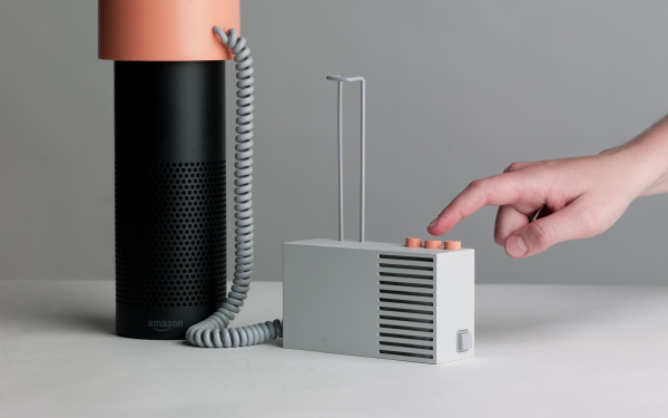 Foto von »Objekt B – Kidding Alexa« des Werks »Accessories for the Paranoid«, Amazons Alexa ist an eine Apparatur mit Knöpfen angeschlossen.