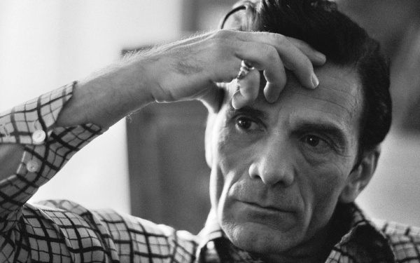 Pier Pasolini in seiner Wohnung in der Via Eufrate 9 in Rom anlässlich eines Interviews von Gideon Bachmann, 1972