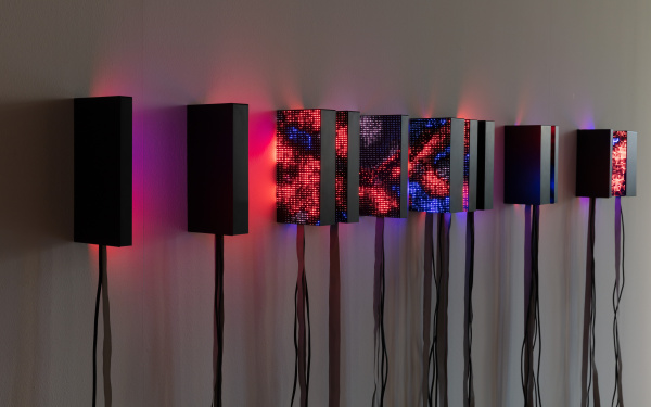 Daniel Canogar, »Fulgurations«, 2021. Auf dem Bild ist die Installation Fulgurations von Daniel Canogar zu sehen.