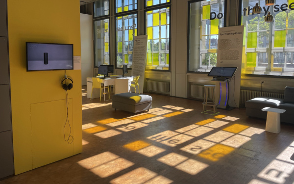 Blick in die Ausstellung »Sehen Sie uns? Digiloglounge N°2»