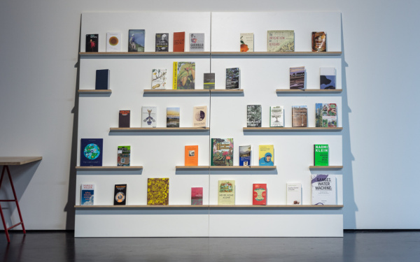 Bücherwand der Ausstellung Critical Zones