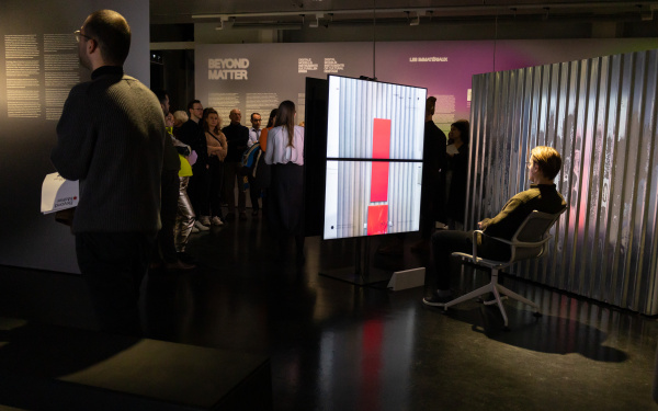 »Immaterial Display«. Ausstellungsansicht »Matter. Non-Matter. Anti-Matter« im ZKM | Zentrum für Kunst und Medien Karlsruhe, 2022.