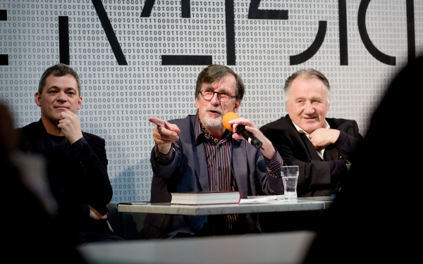 Bruno Latour und Peter Weibel bei der Pressekonferenz zur Ausstellung Globale 