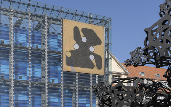 Kryptokunst auf der LED Wand des ZKM Kubus