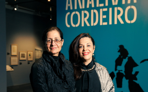 Kuratorin Claudia Giannetti und Analivia Cordeiro bei der Eröffnung »Analivia Cordeiro. From Body to Code« im ZKM | Zentrum für Kunst und Medien Karlsruhe, 2023.