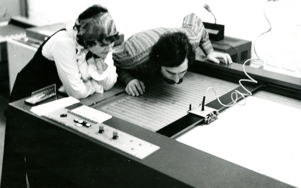 Manfred Mohr und Estarose Wolfson schauen den Benson Plotter in dem Centre de Calcul de la Météorologie Nationale