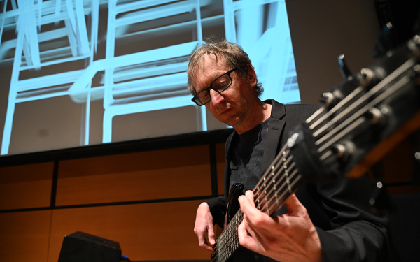 Zu sehen ist Michael Heise der E-Bass spielt von der Band »Polytheistic Ensemble«.