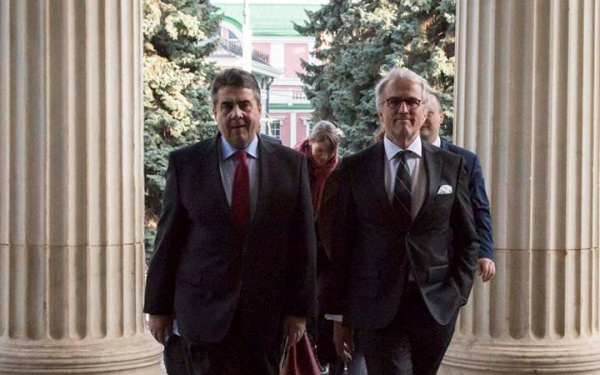 Sigmar Gabriel und ein weiterer Mann schreiten zum Eingang der Kunst in Europa Ausstellung in Moskau. 